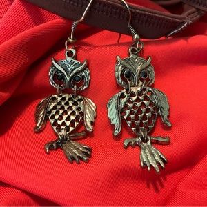 Stunning gold-tone metal owl chandelier earrings 1970’s with sparkling eyes